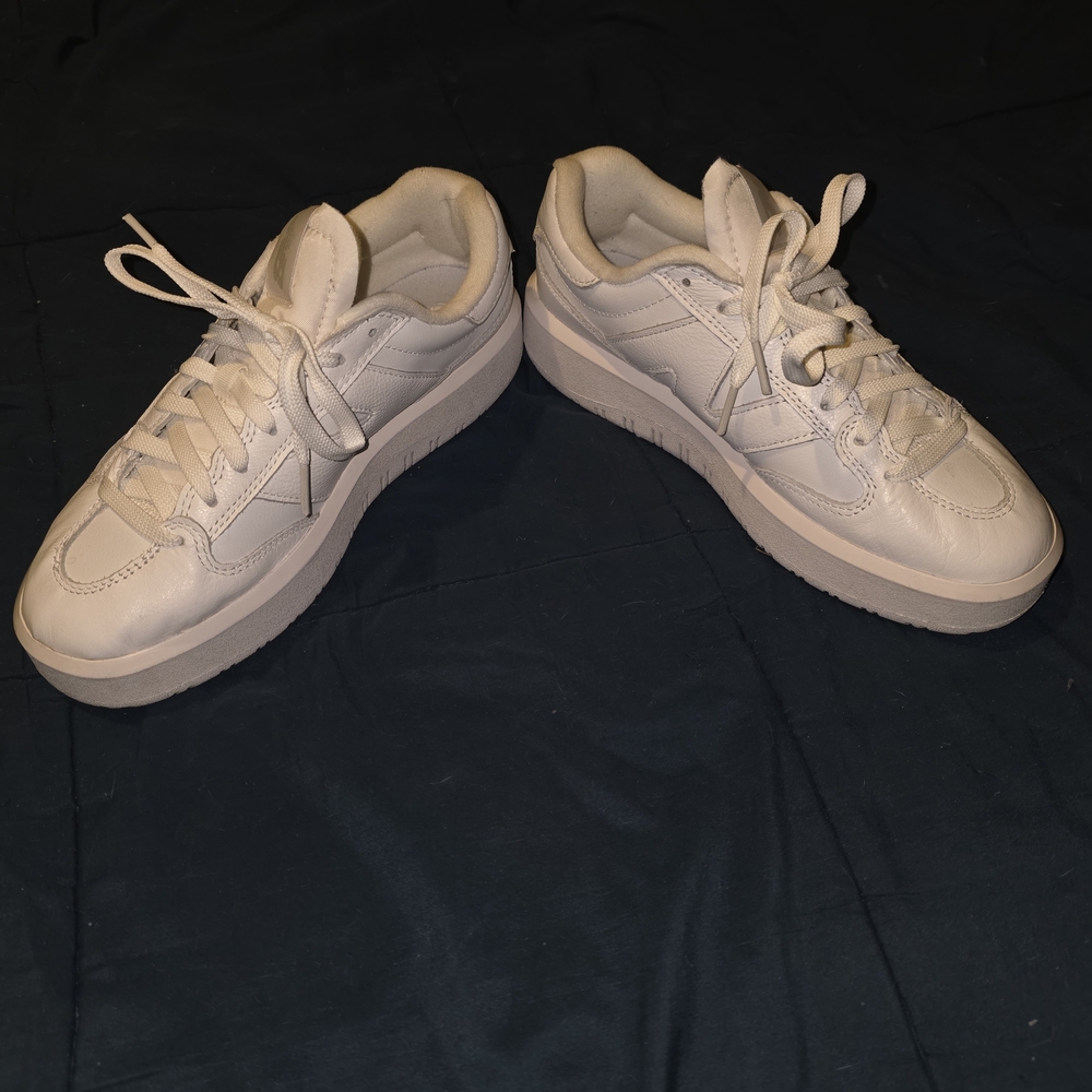 New Balance UnisecWhite Sneakers - Picture 3 of 9
